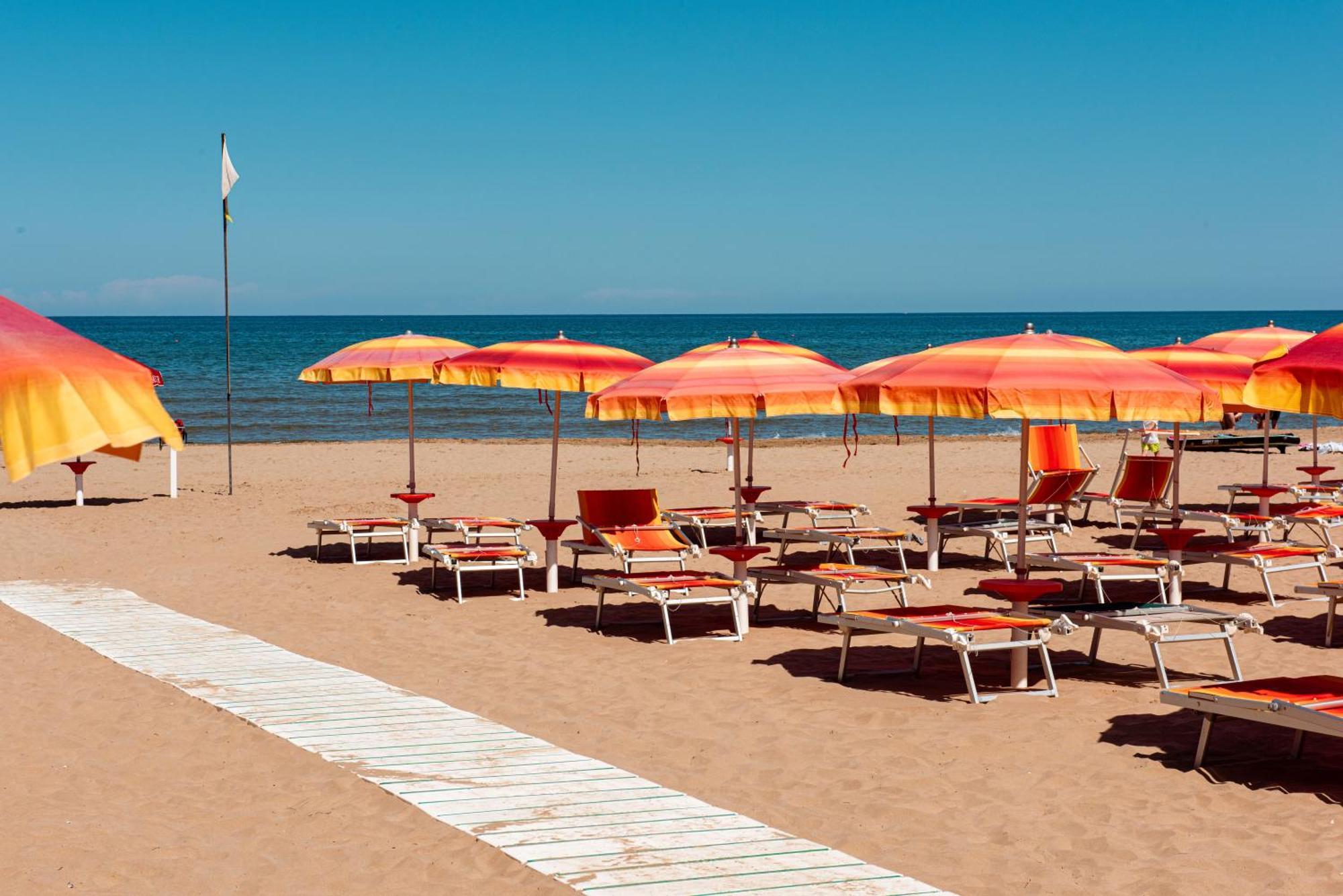 Villaggio Camping Punta Lunga Весте Екстериор снимка