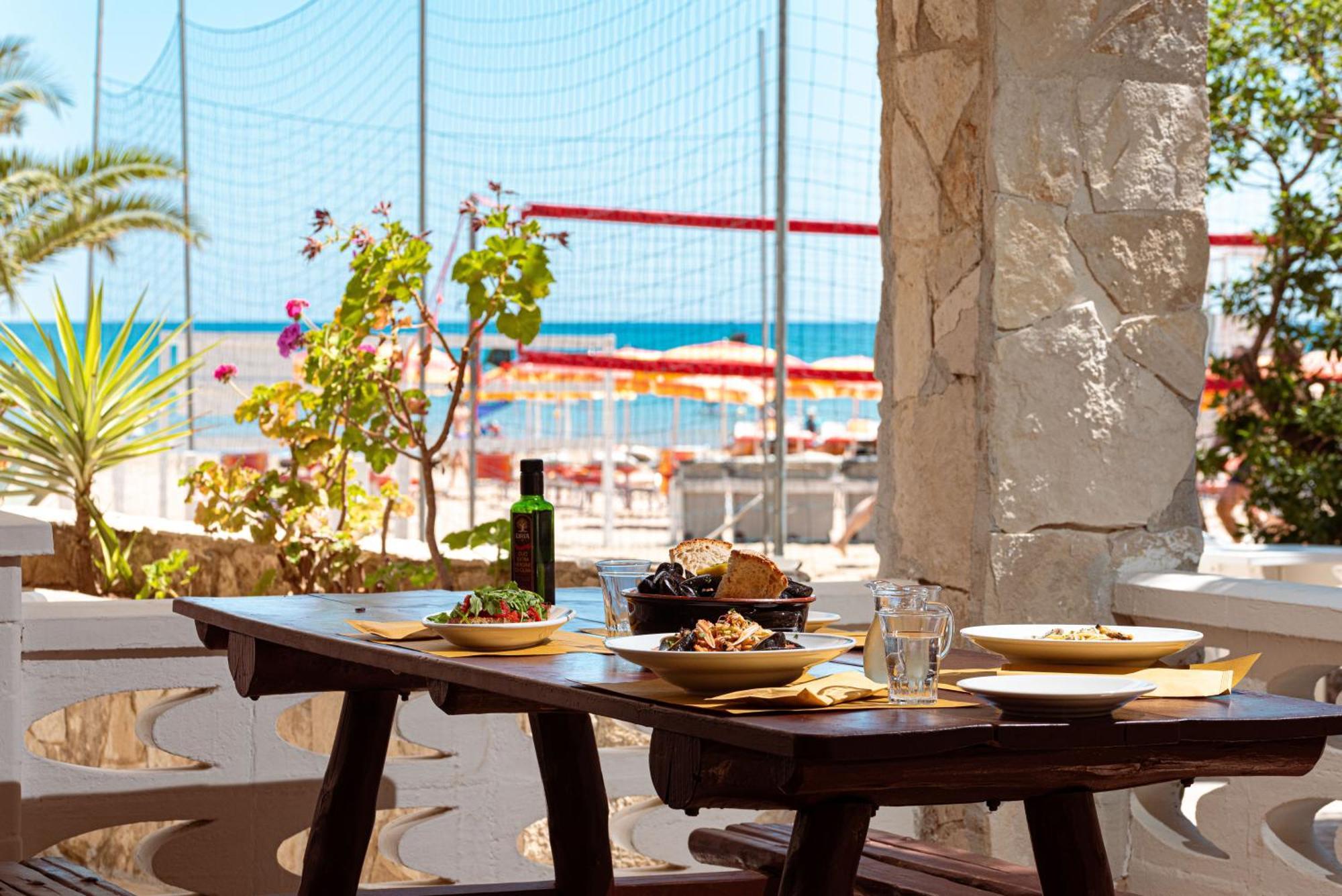 Villaggio Camping Punta Lunga Весте Екстериор снимка