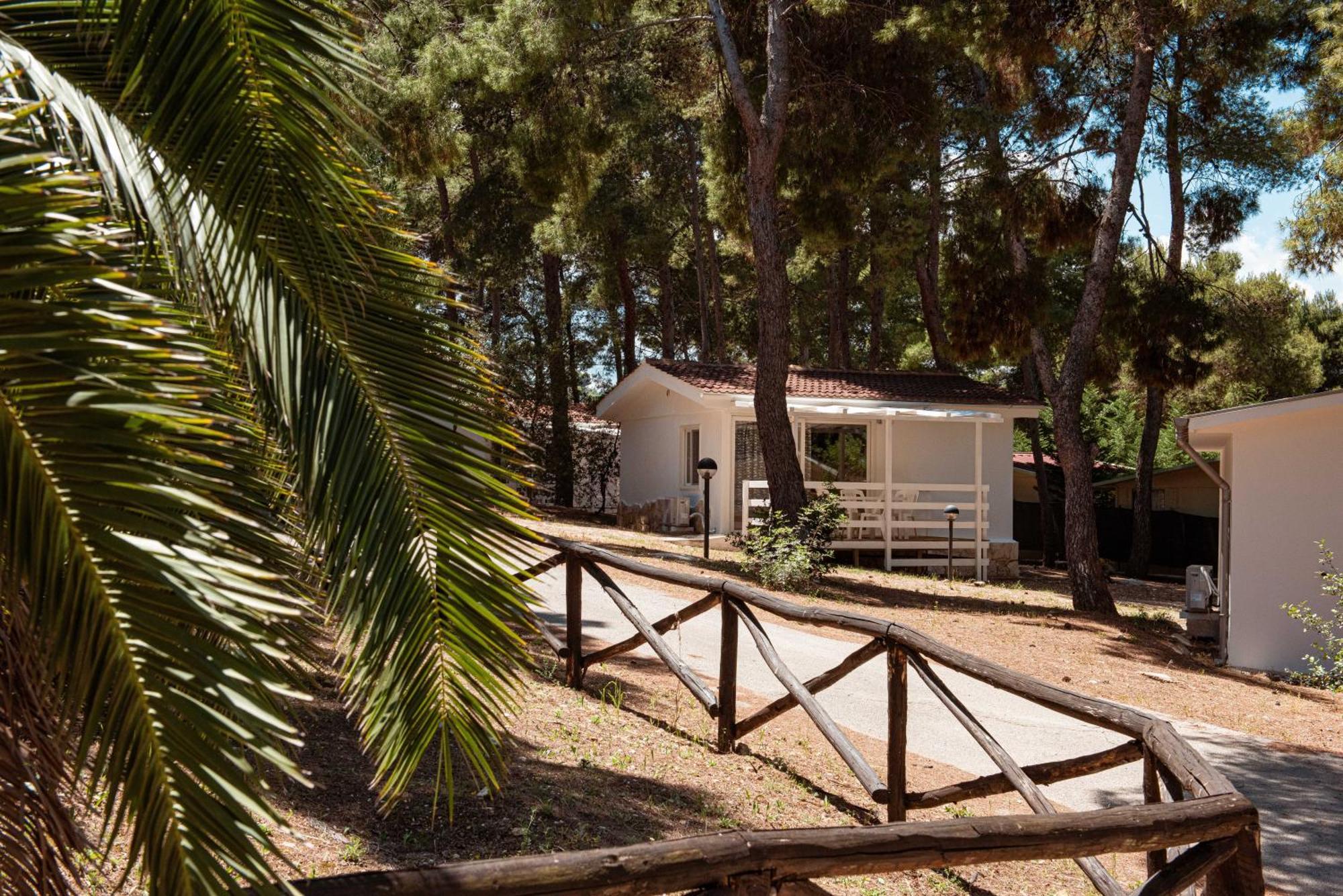 Villaggio Camping Punta Lunga Весте Екстериор снимка