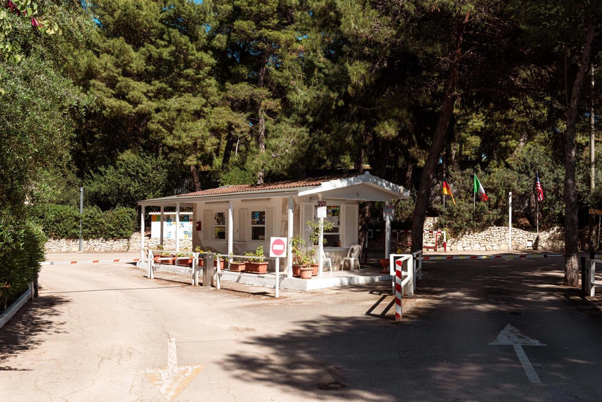 Villaggio Camping Punta Lunga Весте Екстериор снимка